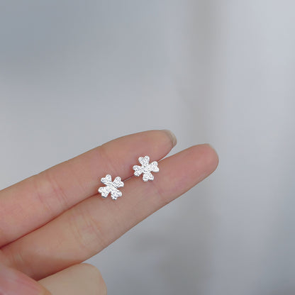 Female student's niche simple design earrings