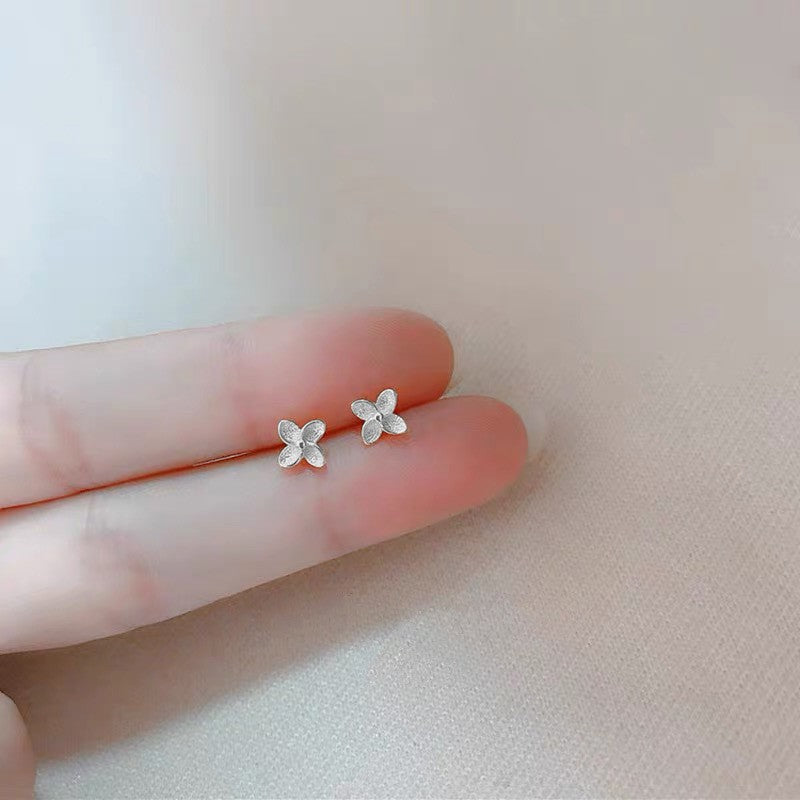 Female student's niche simple design earrings