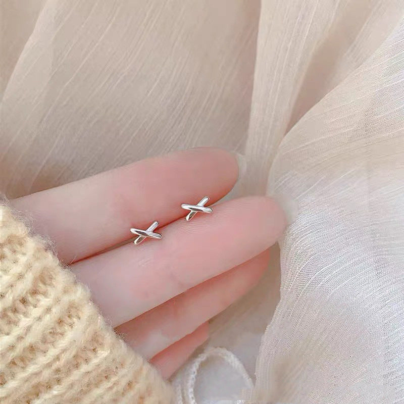 Female student's niche simple design earrings