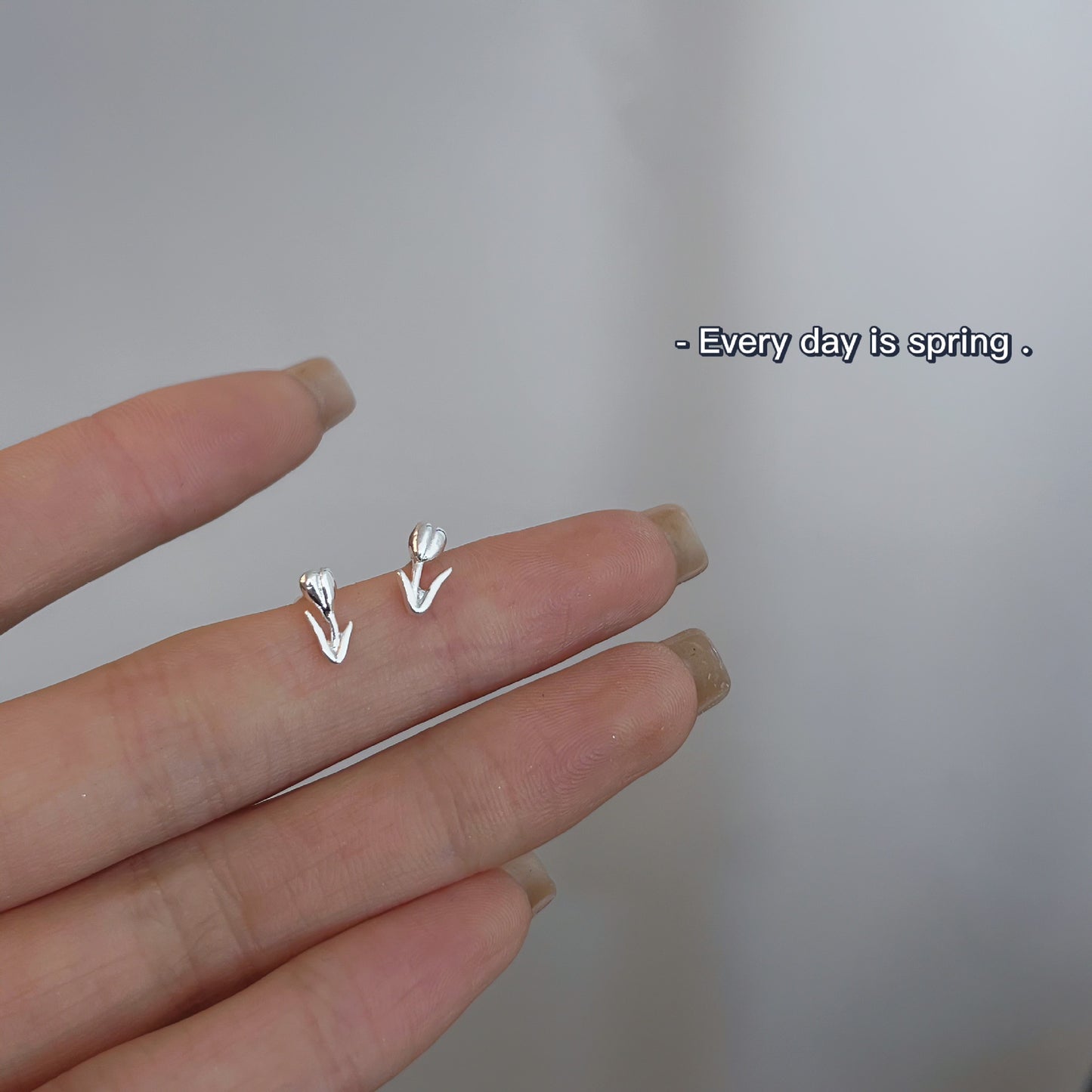 Female student's niche simple design earrings