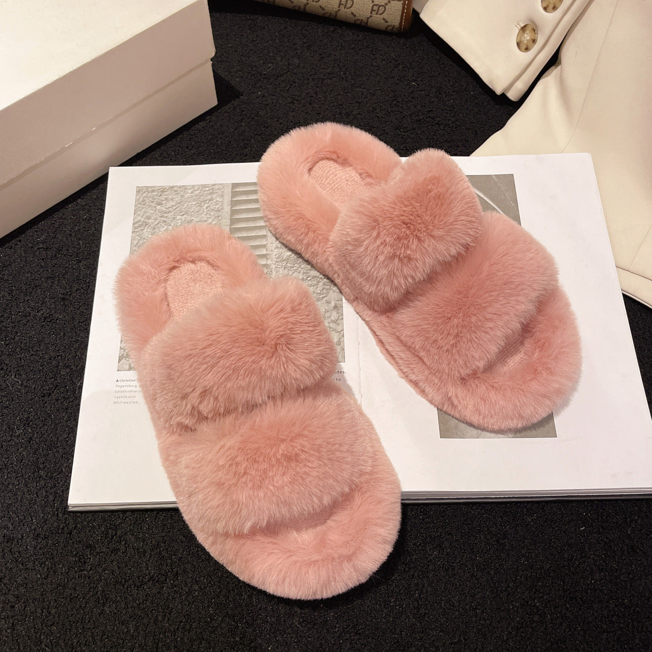New style women's furry slippers for outdoor wear