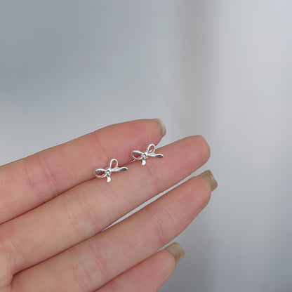 Female student's niche simple design earrings