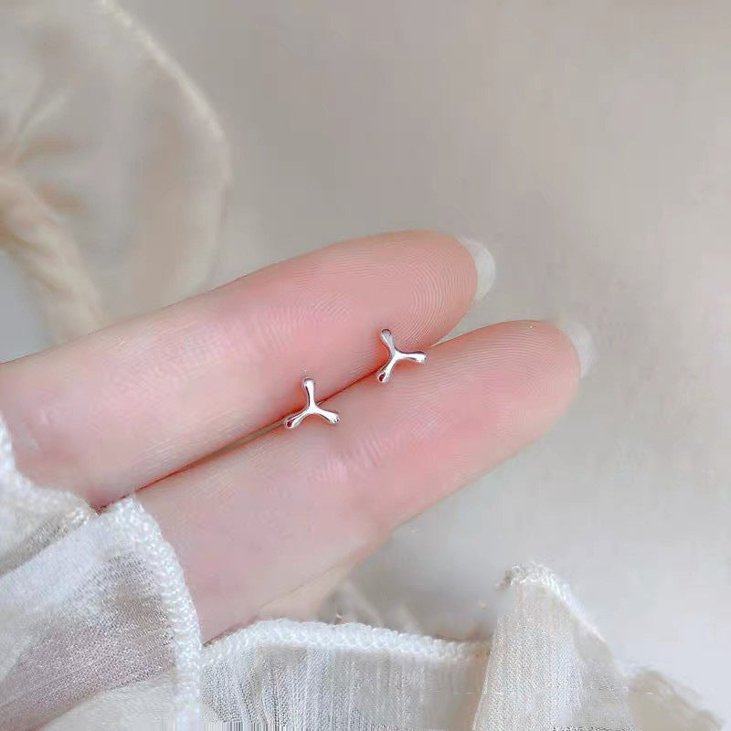 Female student's niche simple design earrings