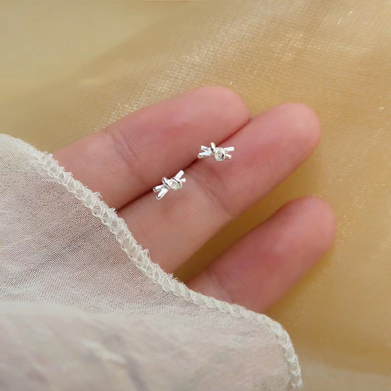 Female student's niche simple design earrings