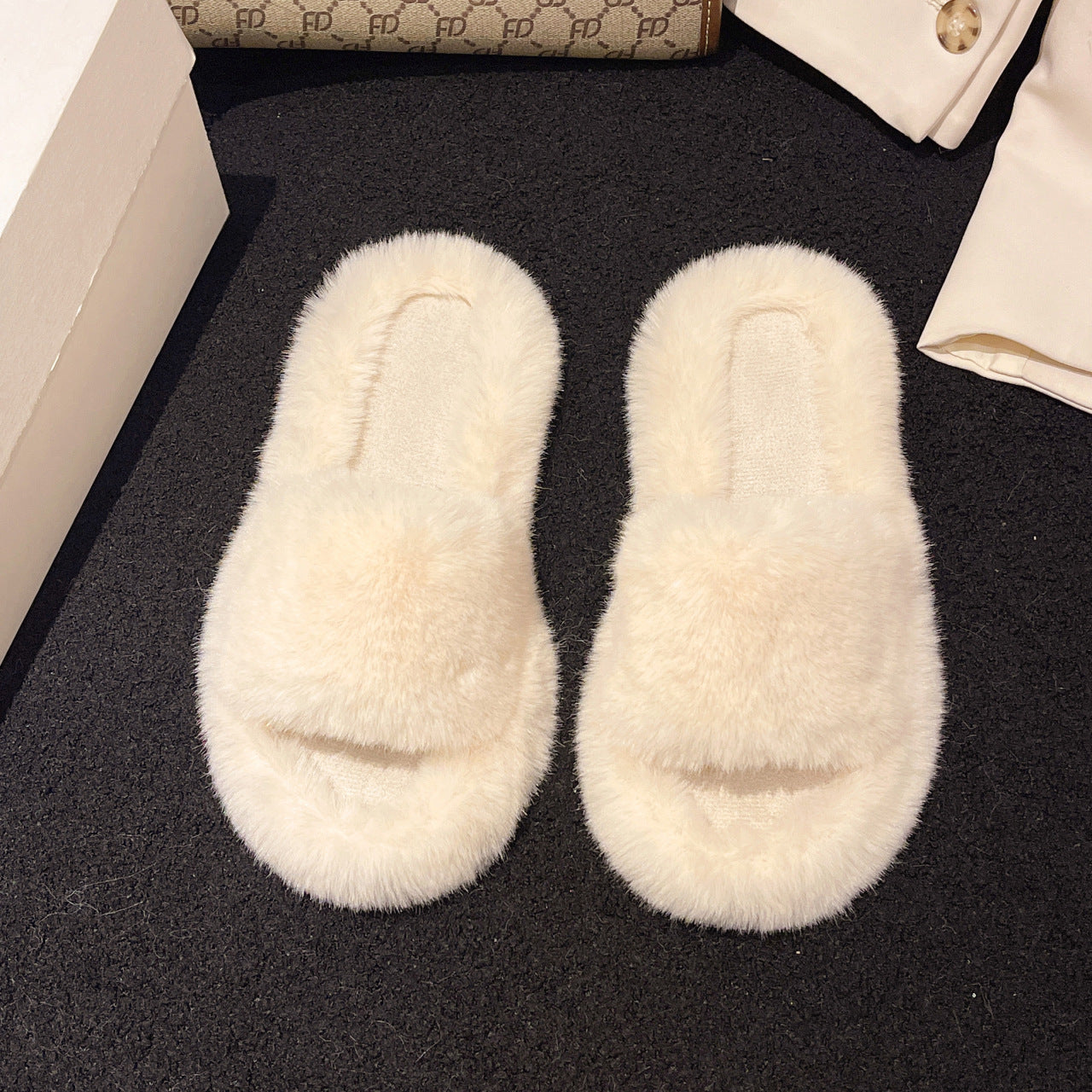 New style women's furry slippers for outdoor wear
