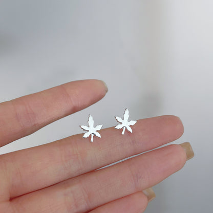 Female student's niche simple design earrings