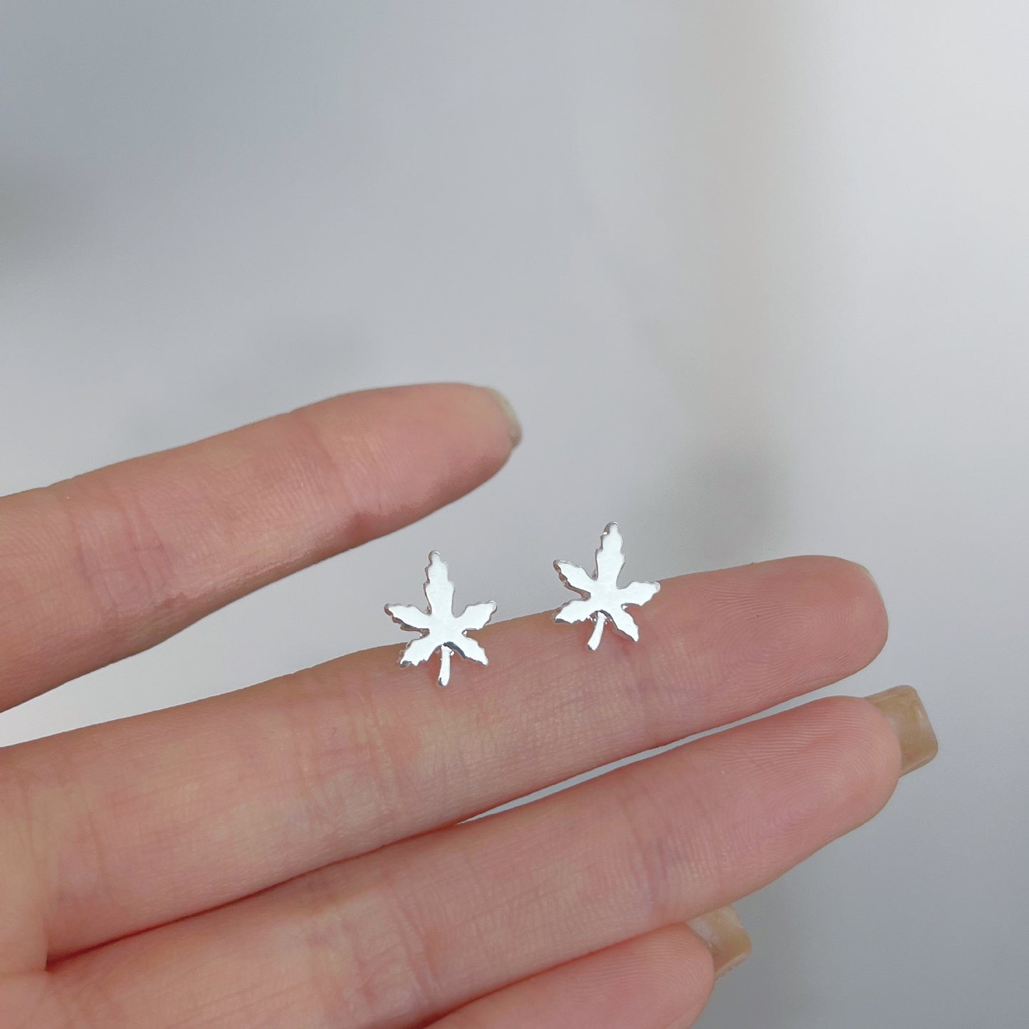 Female student's niche simple design earrings