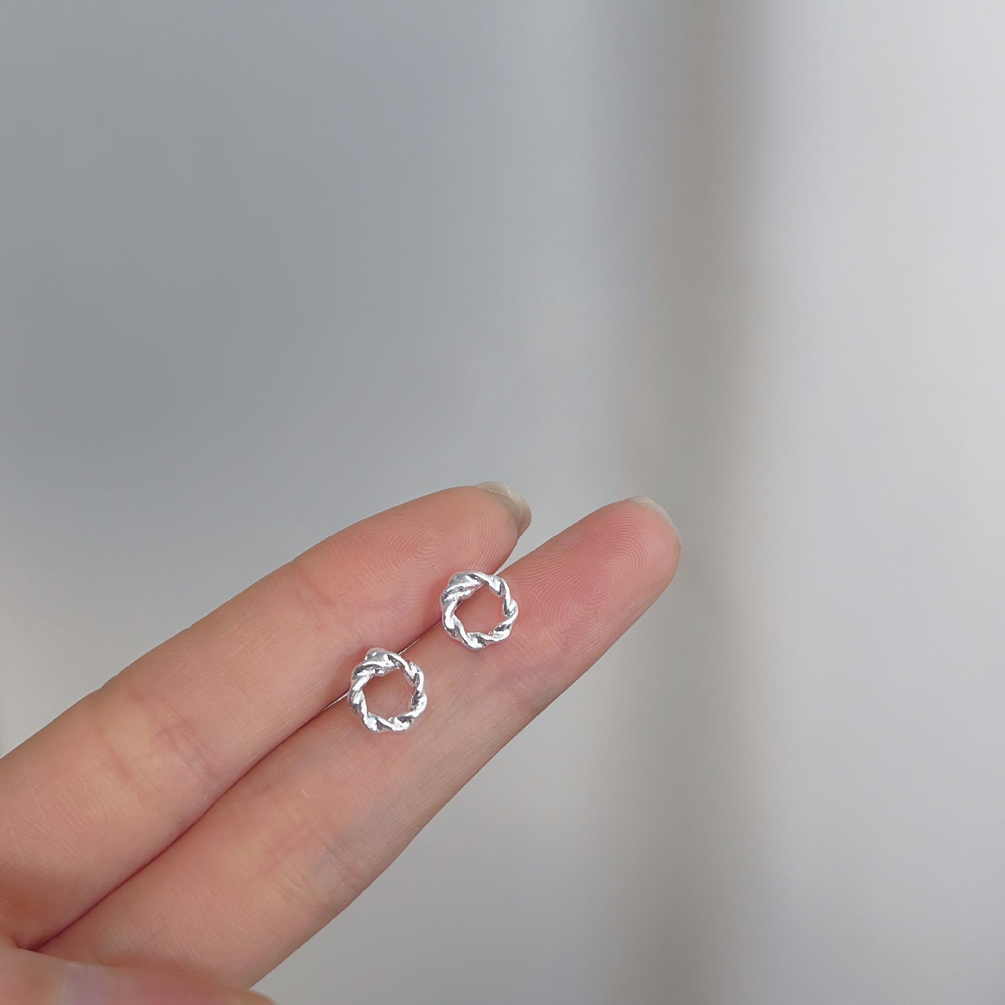 Female student's niche simple design earrings