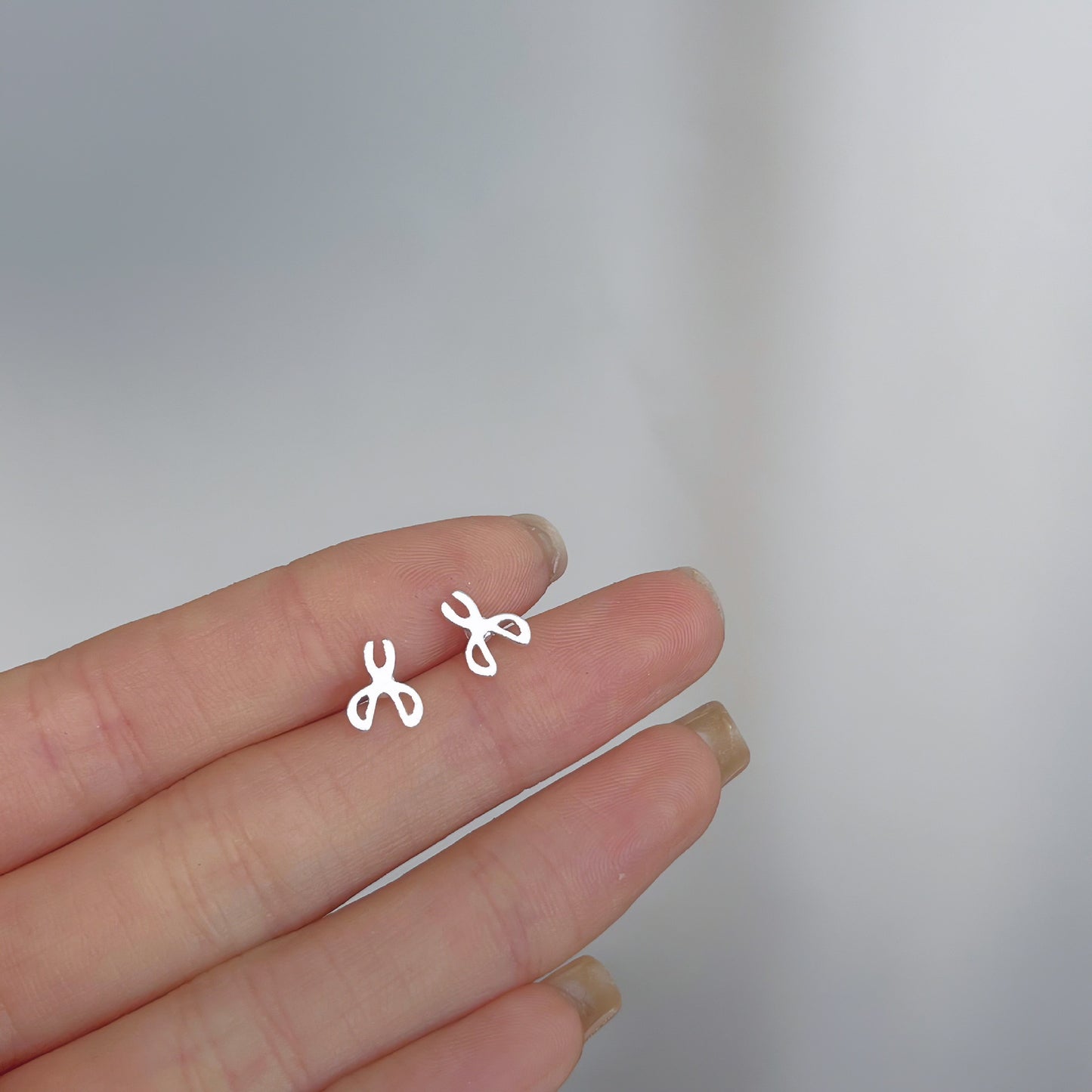 Female student's niche simple design earrings