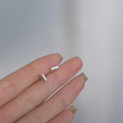Female student's niche simple design earrings