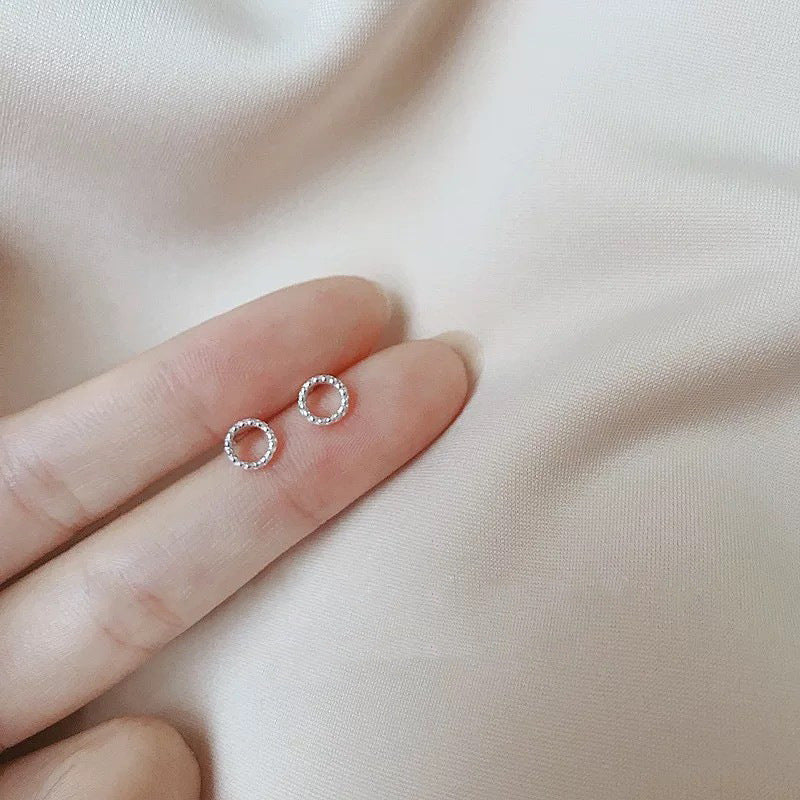 Female student's niche simple design earrings