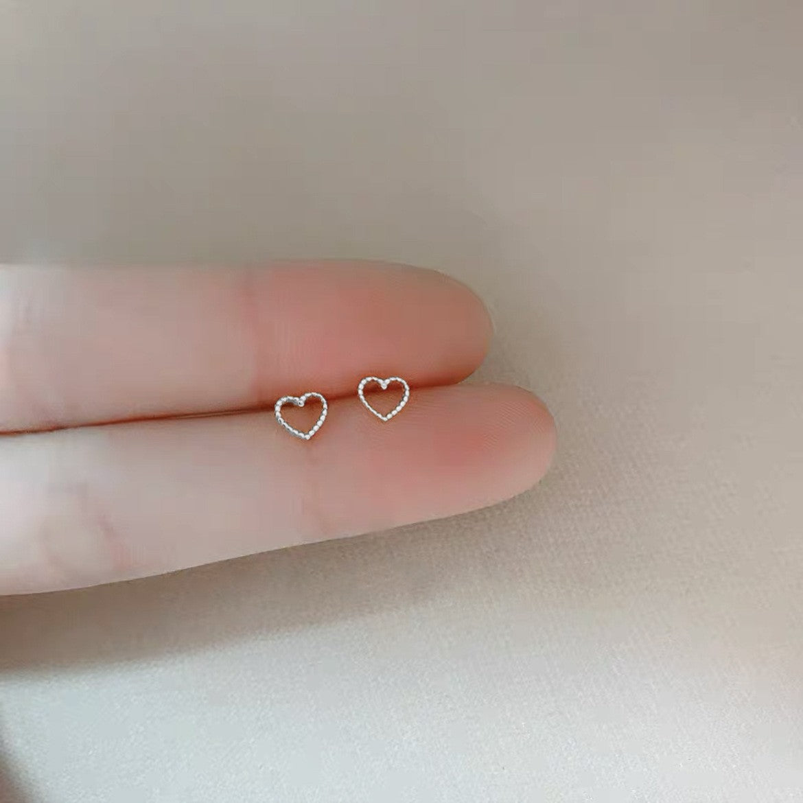 Female student's niche simple design earrings
