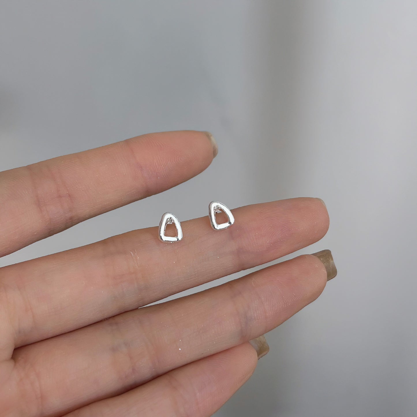 Female student's niche simple design earrings
