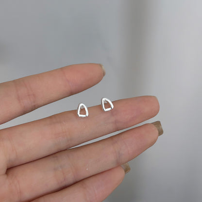 Female student's niche simple design earrings