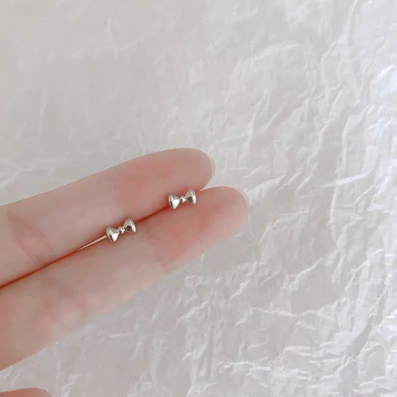 Female student's niche simple design earrings