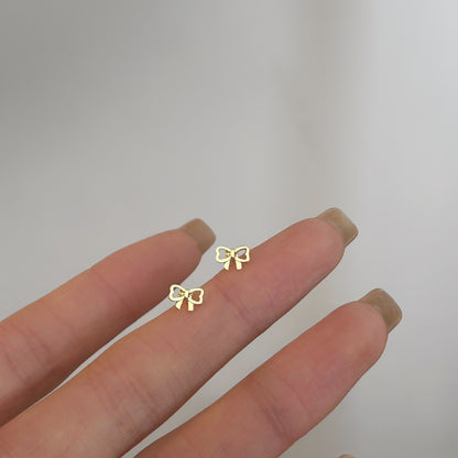 Female student's niche simple design earrings