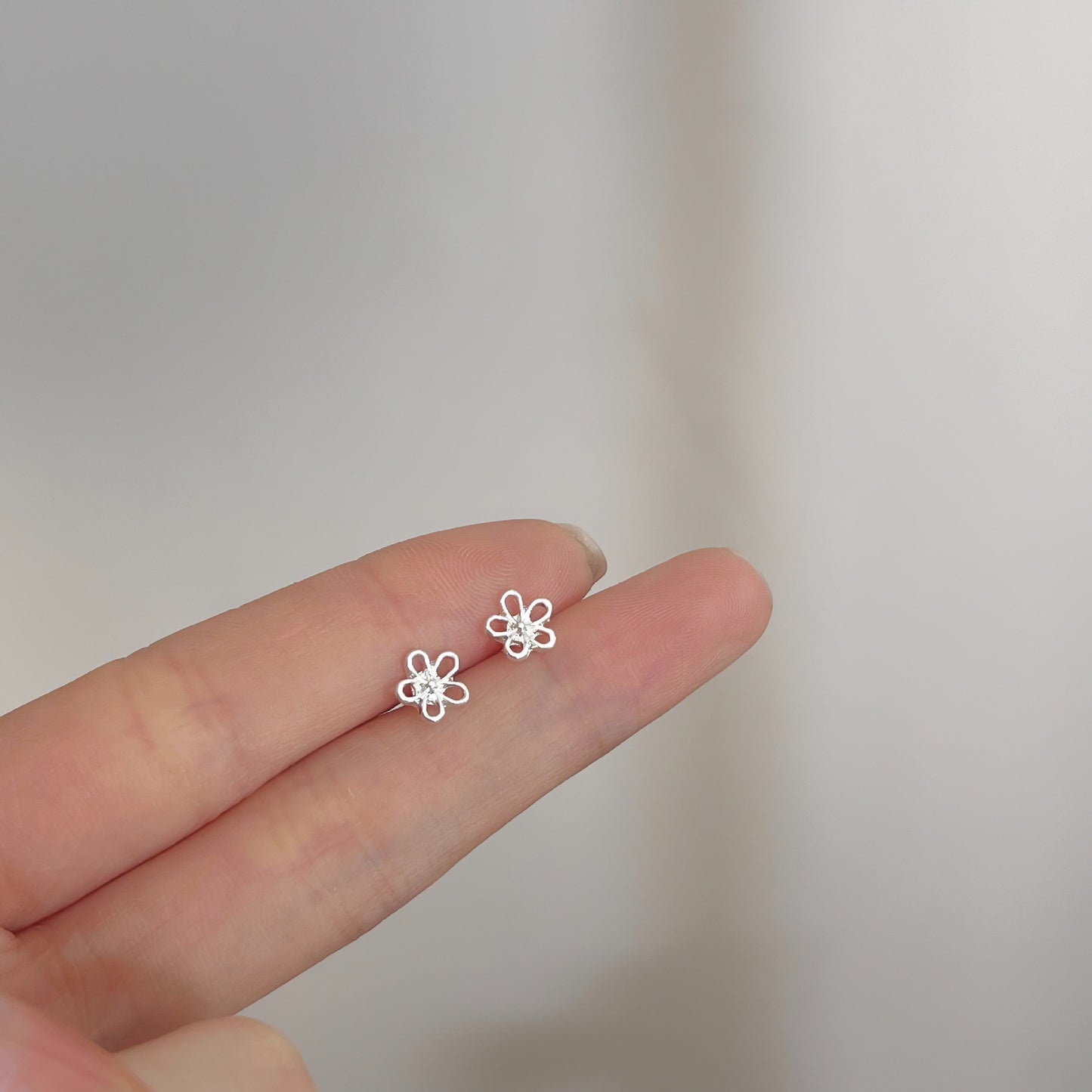 Female student's niche simple design earrings