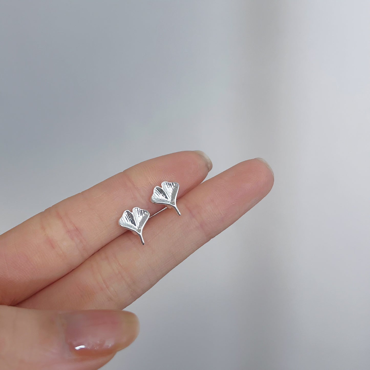 Female student's niche simple design earrings