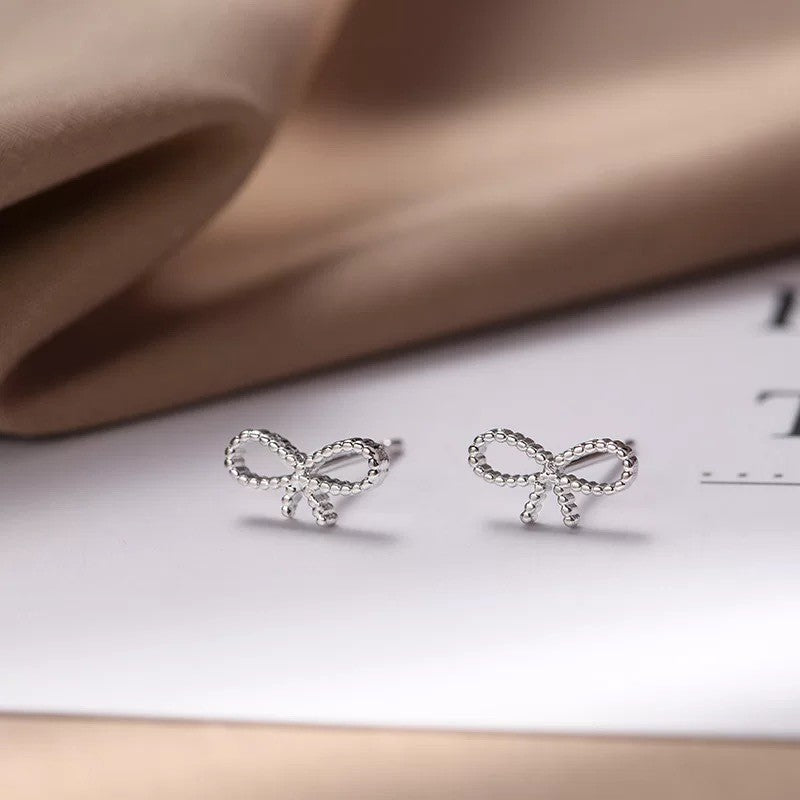 Female student's niche simple design earrings
