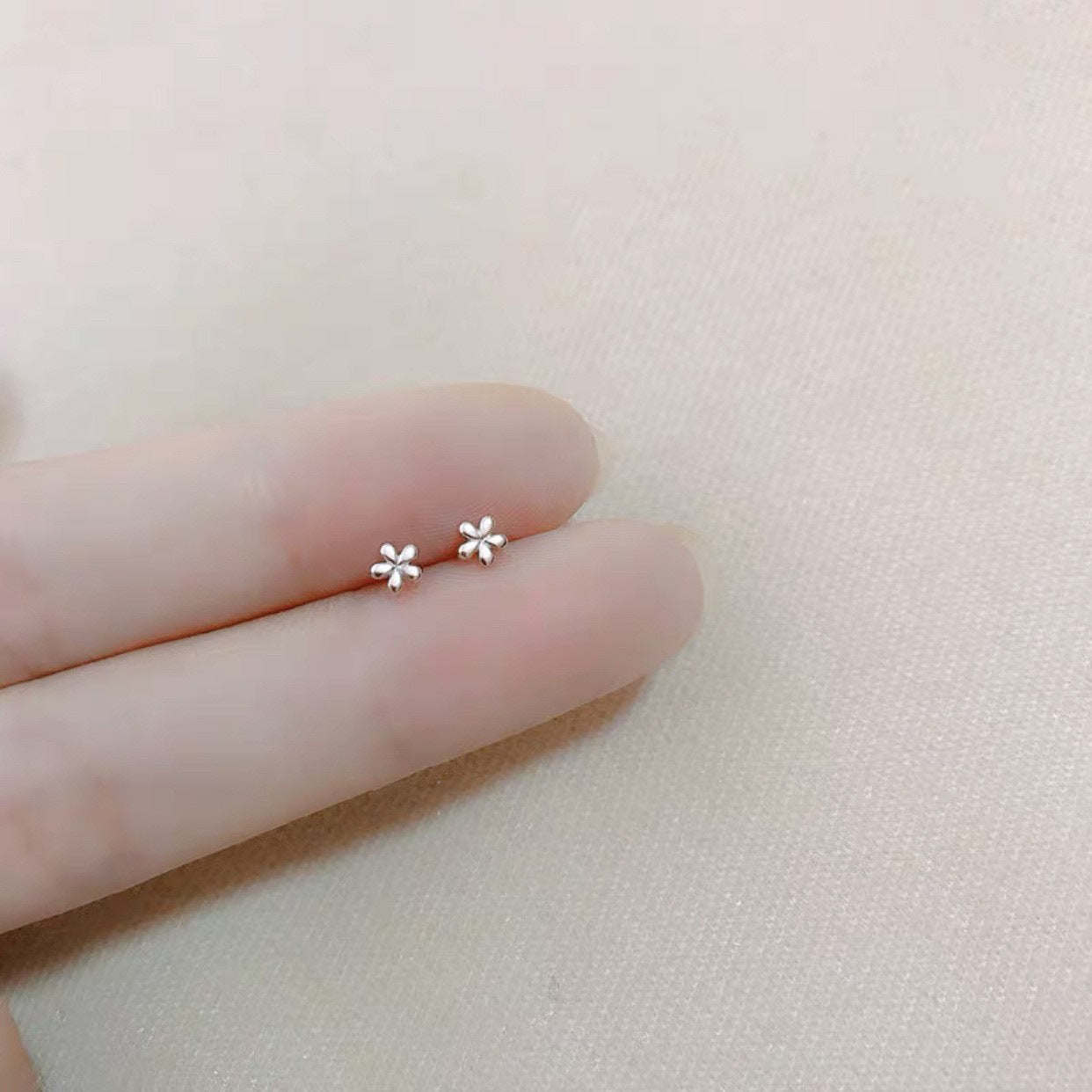 Female student's niche simple design earrings