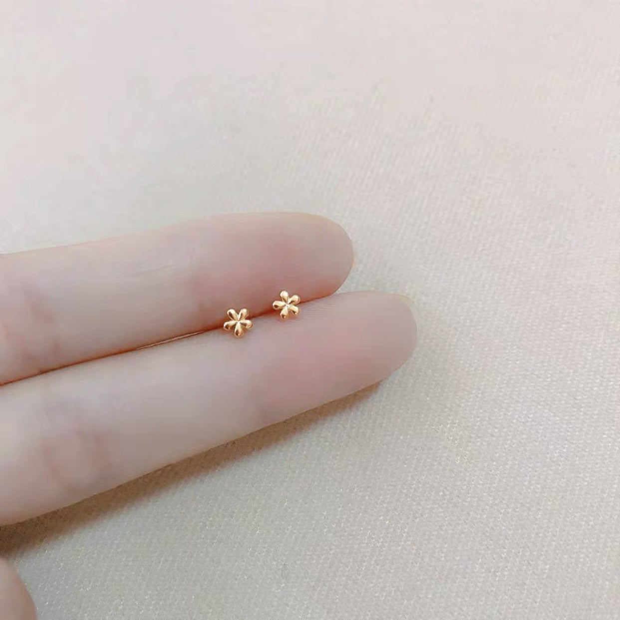 Female student's niche simple design earrings