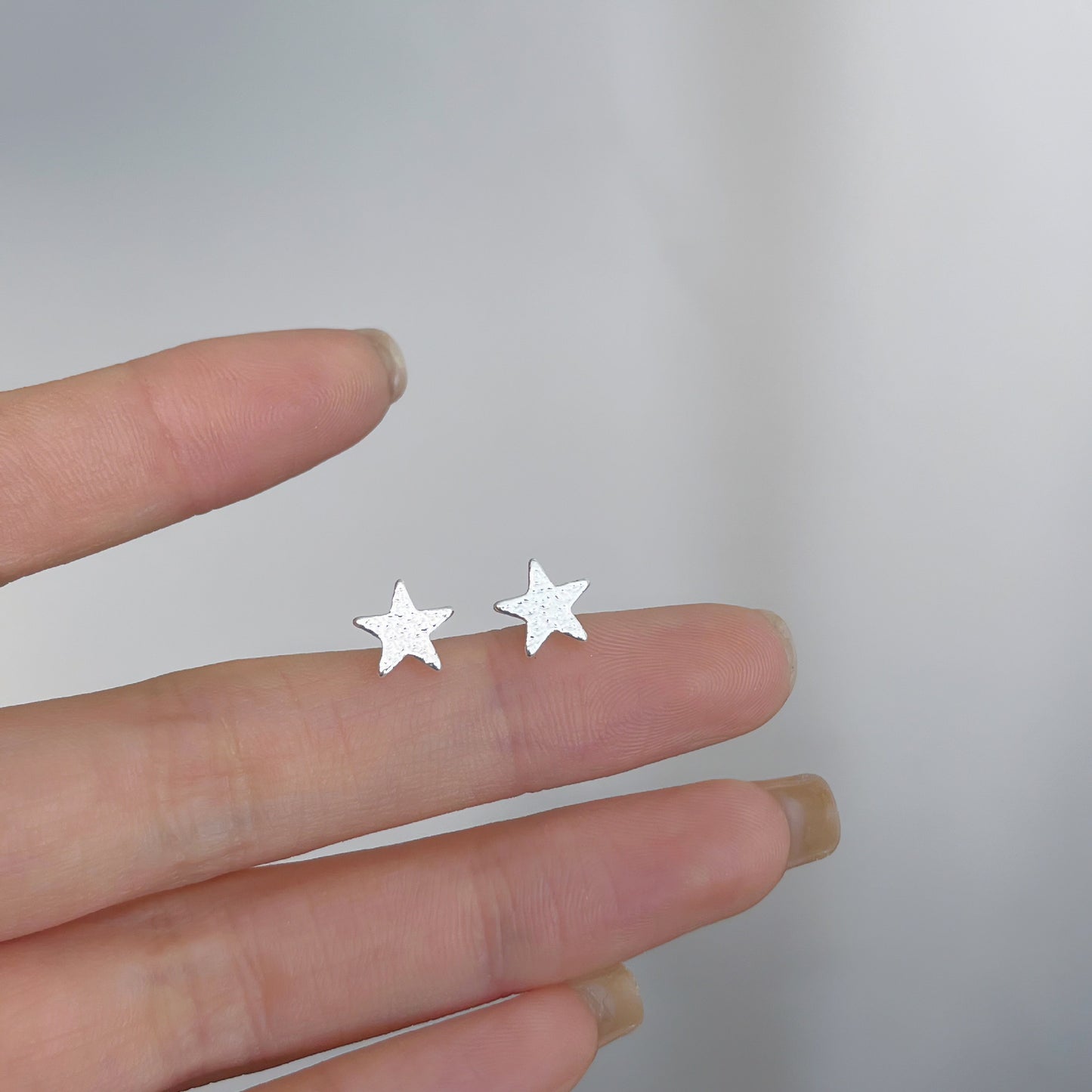 Female student's niche simple design earrings